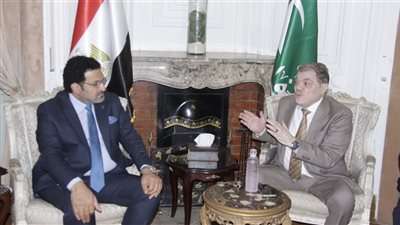 الخبير الاقتصادي عاطف حسان ينضم للوفد  ويطرح استراتيجية للتعافي الاقتصادي