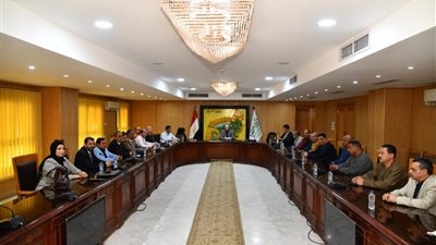 محافظ الفيوم يستقبل وفد نقابة الفلاحين لبحث آليات الارتقاء بالقطاع الزراعي 