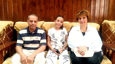 مدير تعليم قوص يكرم الطالبة كريستى الحاصلة على مركز جمهورى بتنس الطاولة 