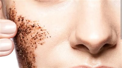 تقشير شعر الوجه بطرق طبيعية.. حلول آمنة لبشرة ناعمة ومشرقة