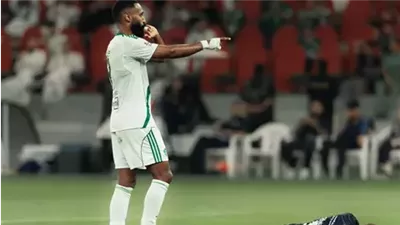     الأهلي يحسم المواجهة أمام الأخدود برباعية نظيفة