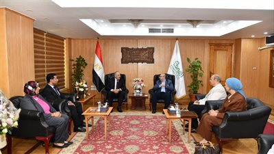 محافظ الفيوم ورئيس الجهاز التنفيذي لتعليم الكبار يبحثان آليات تعزيز التعاون المشترك