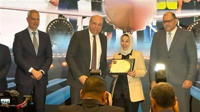 وزير الطيران المدني يكرّم الدكتورة نجلاء الغندور تقديرًا لجهودها بقطاع الخدمات الطبية