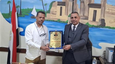 عبدالواحد يُهدي درع تكريم لوكيل تعليم قنا تقديرًا لجهوده في دعم التعليم