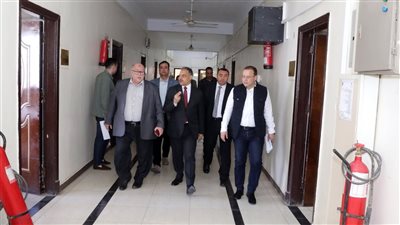 محافظ الشرقية يفاجئ الموظفين ويشدد على روح الفريق