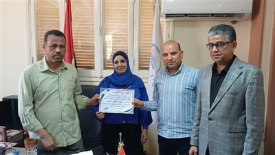 تكريم مدير مدرسة أبوتشت الثانوية بعد تميزها في مسابقة الرواد العموم