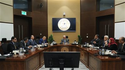 الحكومة تبحث مع 
