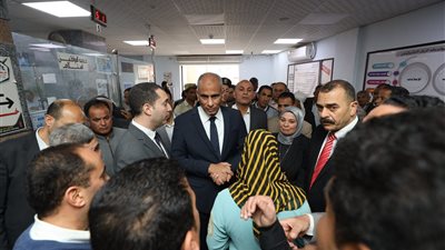 محافظ كفر الشيخ يتفقد المركز التكنولوجي بقلين لمتابعة الخدمات