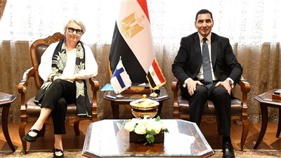 وزير الرياضة يناقش خطط دعم الجمباز مع سفيرة فنلندا 