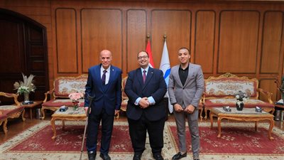 رئيس جامعة كفرالشيخ يكرّم مدير إدارة الشئون الإدارية بمناسبة بلوغه سن التقاعد ويشيد بجهوده المخلصة
