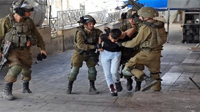 الإحتلال الإسرائيلي يعتقل فلسطينيين جنوب الخليل 
