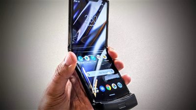 موتورولا تتحدى سامسونج.. Razr Fold يضع معايير جديدة للأناقة والأداء