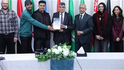 بعد فوزهم بالمركز الأول.. رئيس الأكاديمية العربية يُكرم أبطال 
