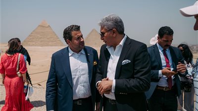 شريف فتحي يلتقي أبرز المشاركين بفعالية العالمي للسياحة والسفر بأهرامات الجيزة