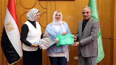تسليم تأشيرات السفر لحجاج الجمعيات بالإسماعيلية