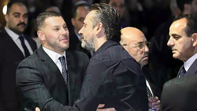 لقطة مؤثرة لـ كريم عبد العزيز أثناء عزاء هاني شاكر.. شاهد