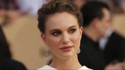 ناتالي بورتمان تشارك لمحات من حياتها الباريسية أثناء حملها الثالث