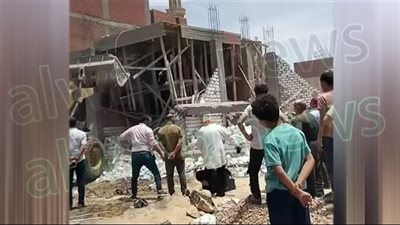 جدل متواصل بعد ركوع سيدة لرئيسة حي بني مزار.. ما القصة؟ (فيديو)