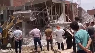 الغضب يجتاح بني مزار بعد واقعة ركوع سيدة لـ رئيسة الحي.. 