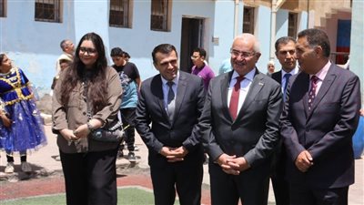 محافظ القليوبية وسفير أذربيجان يتفقدان مدرسة 