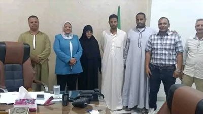 جلسة صلح بين رئيسة حي بني مزار وصاحبة المنزل.. شاهد بالصور