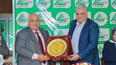 نقيب مهندسي كفر الشيخ يهدي درع النقابة لعميد كلية الهندسة بعد فوز طلابه بجائزة أفضل تطبيق صناعي عالميًا