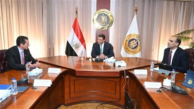 وزير الصناعة يبحث مع شركة سيمكس العالمية التوافق مع خطط الدولة للتنمية الصناعية