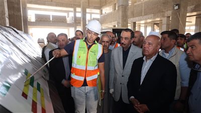 الوزير يسلم شيكات التعويضات للمتضررين من مسار القطار الكهربائي بقنا  
