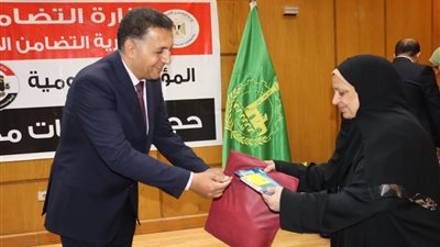 محافظ القليوبية يُسلم ملابس الإحرام وتأشيرات الحج لـ45 حاجًا من الجمعيات الأهلية