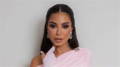 نسرين أمين تعتمد ألوان النود لأظهار سحر ملامحها الفرعونية 
