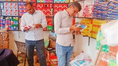 ضبط سلع غذائية منتهية الصلاحية قبل بيعها بالفيوم 