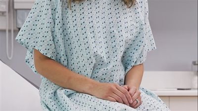 المشي بعد الجراحة يقلل المضاعفات ويسرع التعافي