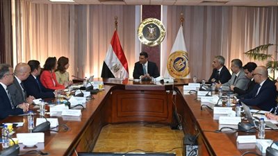 وزير الصناعة يبحث إقامة مشروع صناعي في مصر لصناعة المنتجات الزجاجية 