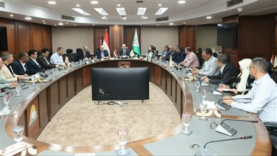 محافظ الجيزة يعقد لقاءً مع رؤساء الأحياء والمراكز والمدن الجدد