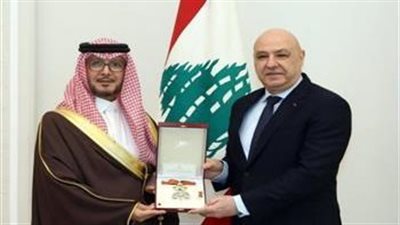 الرئيس عون يؤكد عمق العلاقات اللبنانية ـ السعودية ويمنح السفير وسام الأرز الوطني