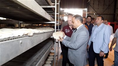 محافظ الشرقية يتابع جودة الخبز المدعم بالزقازيق
