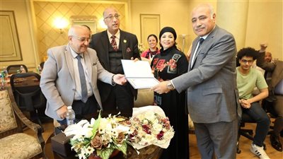 تكريم هناء محمود تقديرا لعطائها بشركة ميناء القاهرة الجوي