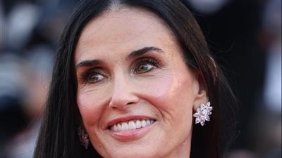 ديمي مور تخطف الأضواء في افتتاح مهرجان كان السينمائي بإطلالة براقة