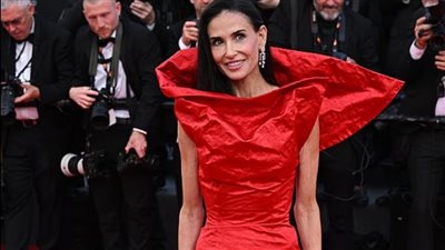 ديمي مور تتألق بالأحمر المجعد في عرض فيلم 