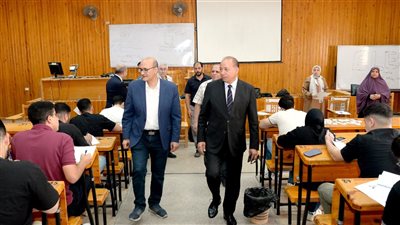 رئيس جامعة المنصورة يتفقد لجان الامتحانات بكليتي الهندسة وطب الأسنان