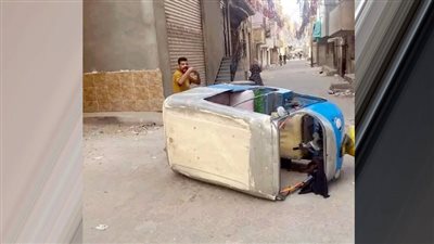 ضبط سائق توك توك ببلبيس بعد انقلاب المركبة وإصابة الراكب: «أنا 5%.. اركبوا عربية أرخص»
