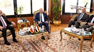 وزير الطيران المدني يبحث مع سفير بولندا سبل تعزيز الحركة الجوية والسياحية بين البلدين