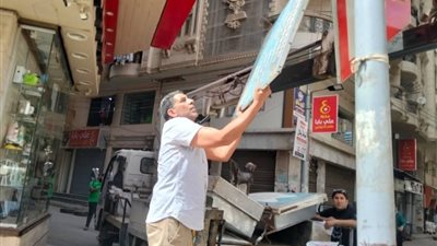 حملة مكبرة بكفر الدوار لإزالة الإعلانات المخالفة ورفع 35 لافتة غير مرخصة