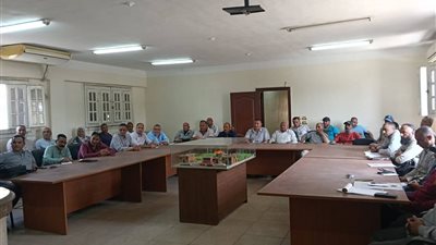 رئيس كفر الدوار يعقد اجتماعًا موسعًا للتصدي لمخالفات البناء وحماية الأراضي الزراعية
