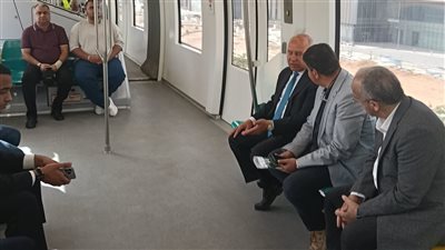  وزير النقل يستقل المونوريل من محطة المستثمرين إلى مقر الوزارة بالعاصمة الجديدة