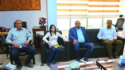محافظ البحيرة تعقد اجتماعا مع القيادات التنفيذية بالوحدة المحلية في رشيد