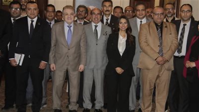 قيادات وأعضاء الوفد يعرضون رؤيتهم فى الملفات السياسية مع وفد تنسيقية الأحزاب