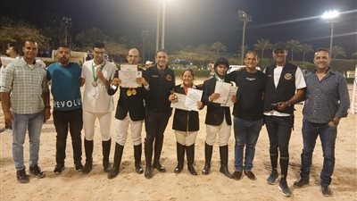 أبطال الجياد لذوي الهمم بمنصة تتويج بطولة الجمهورية للفروسية