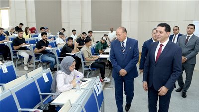 رئيس جامعة المنصورة يتفقد مقرات الاختبارات الإلكترونية بكليتي التجارة والحقوق