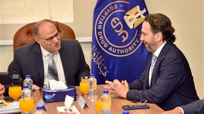 هيئة الدواء تبحث دعم الاستثمار الدوائي وتوطين الصناعات الحيوية